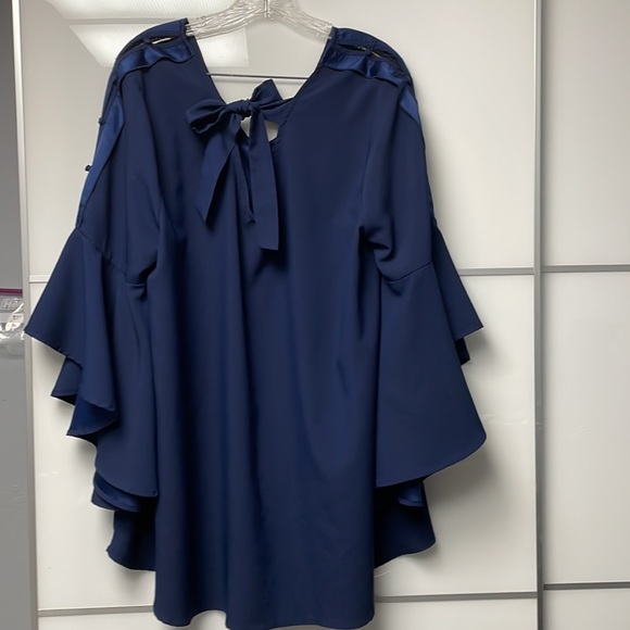 💕4 for $25💕 Women’s bell sleeve Lane Bryant top. - Picture 4 of 7